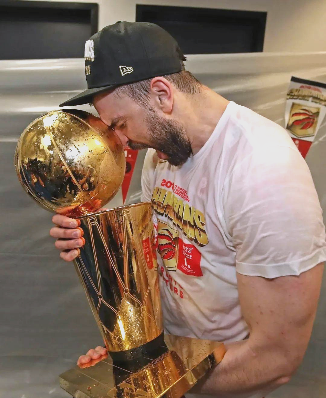 关于莱万多夫斯基在快船比赛中夺冠，领先优势明显引发热议！引发球迷热议的信息-九游体育官网